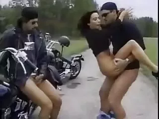 En trekant i ung kvinne med hindi romantisk sexy film små bryster ga tre menn