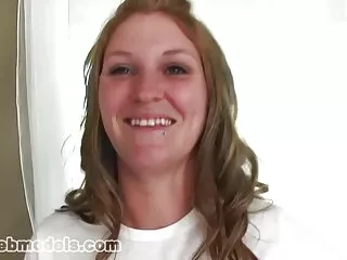 En kvinne sitter på store kuk ansikt sexy video på YouTube hindi Bønder,